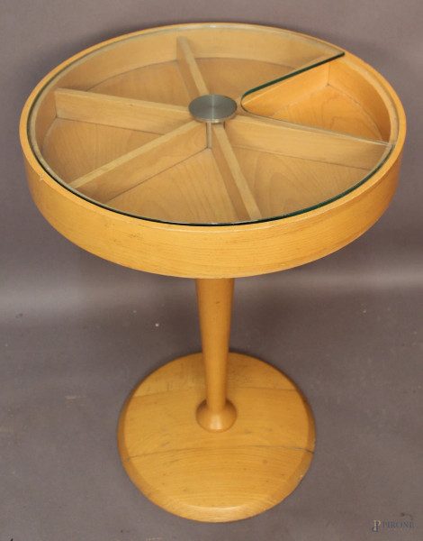 Tavolino in legno chiaro con sei scomparti, XX sec., H 66 cm, diametro 47 cm.