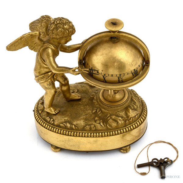 Orologio a foggia di putto e mappamondo in bronzo dorato, cm 14,5x14x8,5, XIX secolo, (da revisio...