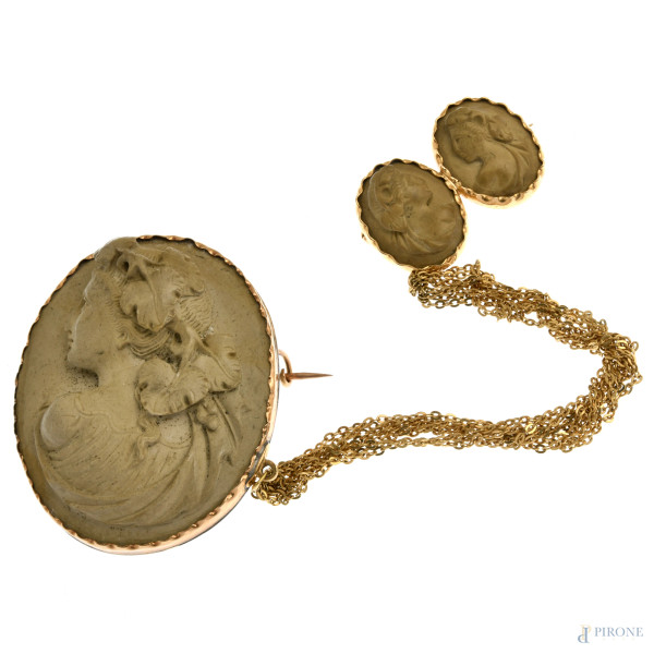 Spille in oro basso e oro 18 kt con centrali di cammei in pietra lavica, XX secolo, lunghezza cm 16, peso lordo complessivo gr 25