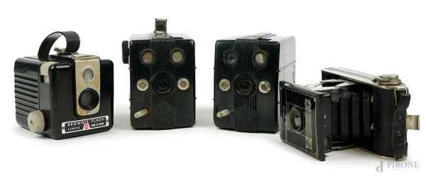 Agfa e Brownie flash, lotto di quattro macchine fotografiche anni '30 e '40, misure max cm 13x11x8, due entro custodie con tracolla in cuoio, (difetti).