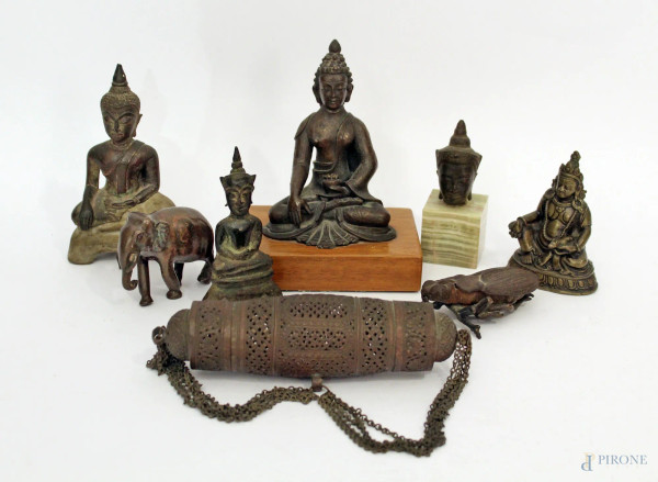 Lotto di nove oggetti diversi in bronzo.
