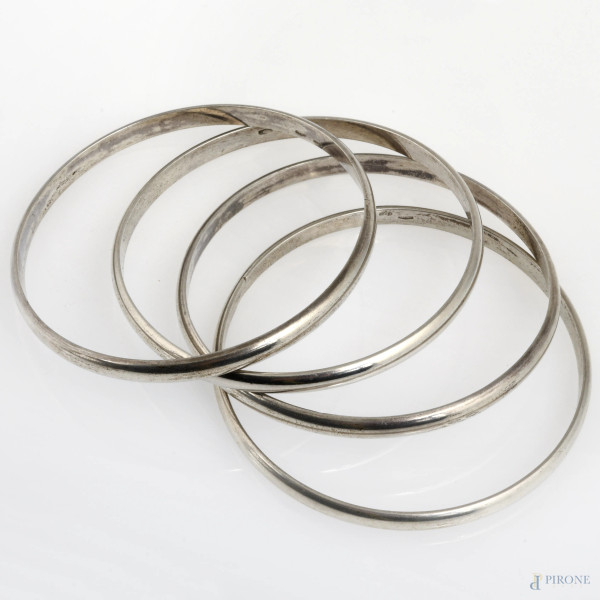 Lotto di quattro bracciali rigidi in argento, diametro cm 6,5, peso complessivo gr 70,6