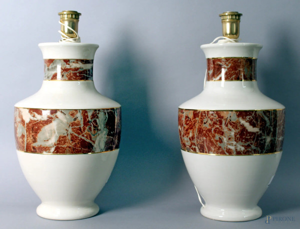 Coppia di lampade in ceramica bianca con fasce a finto marmo, eseguite per Tommaso Barbi, altezza 50 cm.