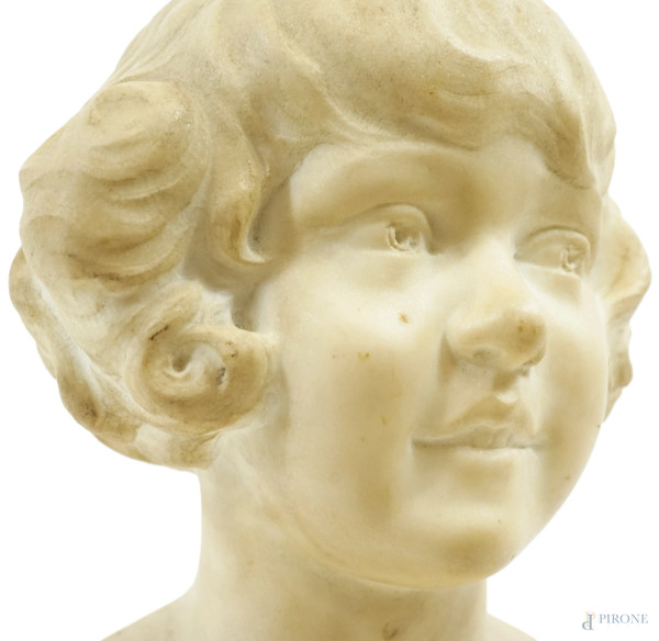 Marguerite Monot (XX secolo), Scultura in marmo raffigurante una bambina, firmato e datato Margue...