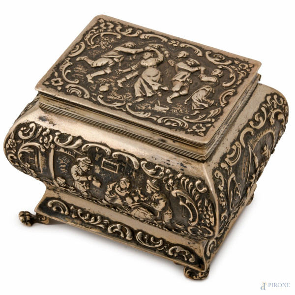Cofanetto in argento decorato a cesello e sbalzo con scene di genere, Olanda, XIX-XX secolo, cm 7x8x6,5, gr. 150