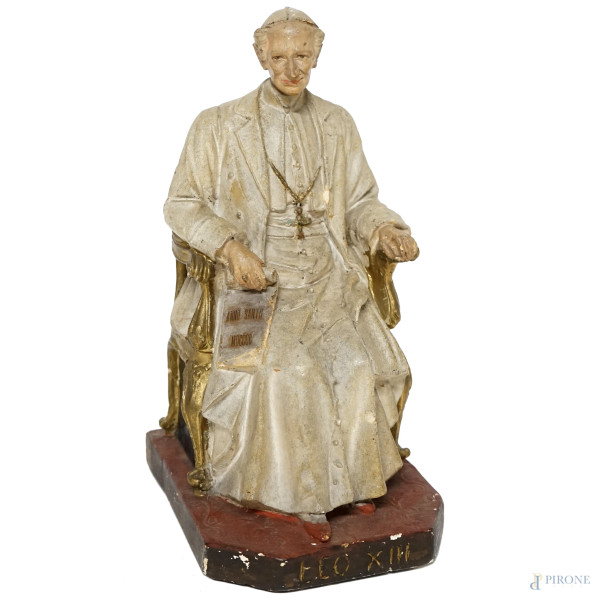 Scultura in gesso policromo rappresentante papa Leone XIII (Anno Santo MDCCCC), firmata Maggi, XX secolo, cm 24x15,5x12 (difetti)