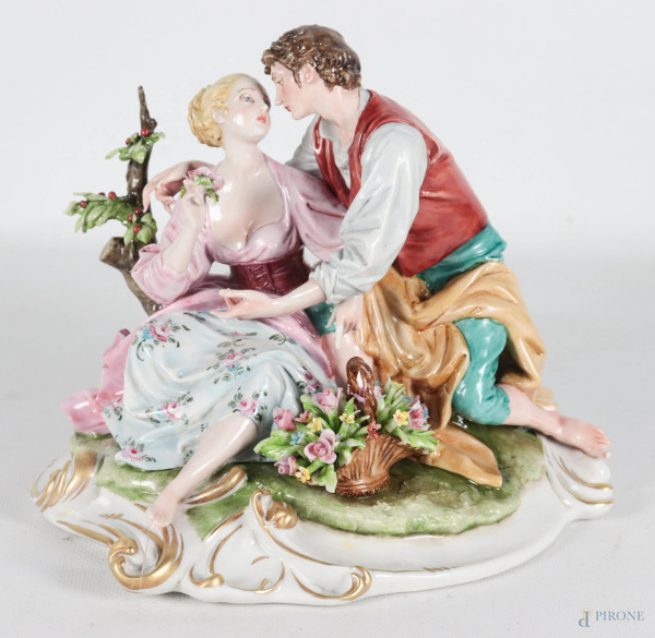 Gruppo in porcellana policroma Capodimonte  raffigurante scena galante, XX secolo, cm 20x22x21, (segni di usura, sbeccature, mancanze, difetti)