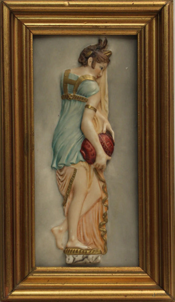 Placca ad altorilievo in porcellana dipinta raffigurante figura neoclassica, h, 24x11 cm, entro cornice.