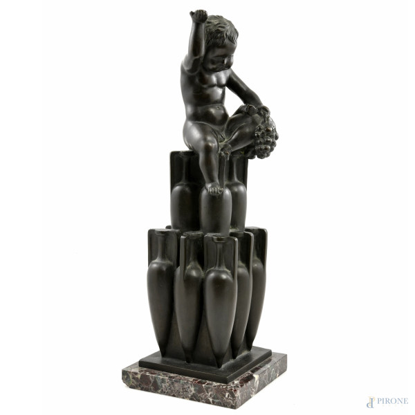 Fontana delle Anfore con putto, inizi del XX secolo, scultura in bronzo su base in marmo, altezza cm 42