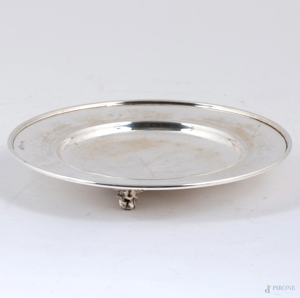 Piattino in argento 800/000 poggiante su tre piedini, XX secolo, cm 3,5x21, peso gr 330