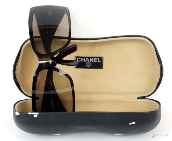 Chanel, occhiali da  da donna marroni a lente scura, n.di serie 6012, entro custodia originale.