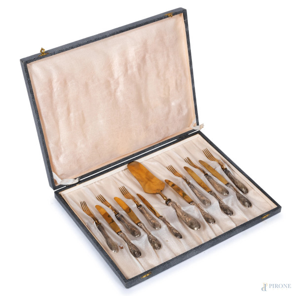 Servizio di posate da dolce composto da sei forchettine, sei coltellini, una posata da torta, con manico in argento 800/000, misura massima cm 28,5