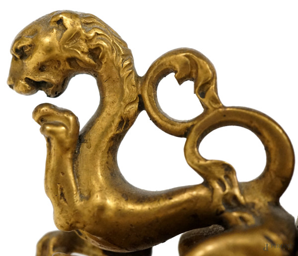 Coppia di candelieri in metallo dorato a sei bracci, decorato con motivi a volute e grifoni, XX s...