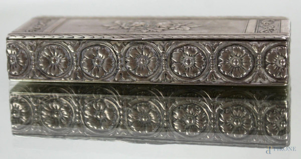 Tabacchiera in argento cesellato a decoro di fiori, prima metà XX secolo, cm h 1x8,5x3
