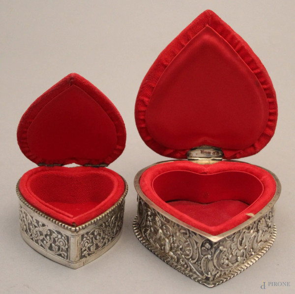 Lotto composto da due scatoline porta aghi a forma di cuore in argento sbalzato e cesellato, coperchio in velluto, XIX secolo, misure max. 6x10,5x10.