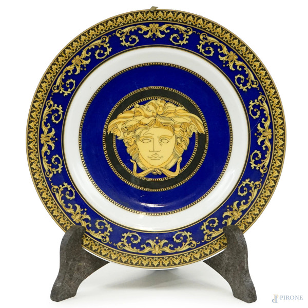 Piatto da collezione in porcellana policroma, Versace, Rosenthal, serie Medusa Blu, diam. cm 18,5