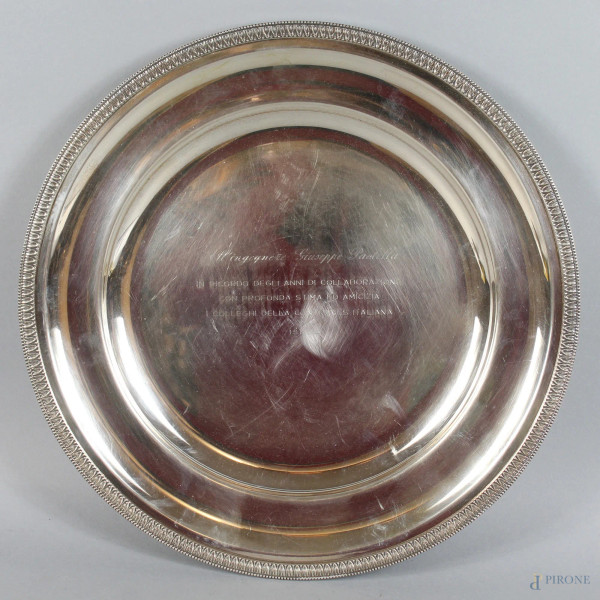Piatto di linea tonda in argento, diametro 35,5, gr. 740.