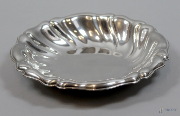 Centrotavola di linea tonda in argento, bordo smerlato, diametro cm. 26, gr.360