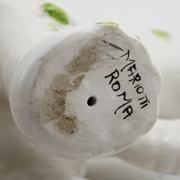 Coppia di sculture in ceramica bianca e verde raffigurante elefanti con obelisco, a replica della...