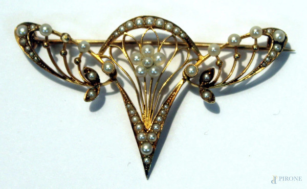 Spilla in oro basso con perline.