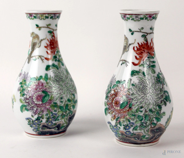 Coppia di vasi in porcellana bianca, con decori floreali policromi, arte orientale, XX secolo, cm h 21