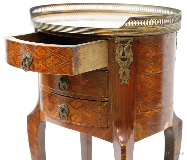 Mobiletto in legno intarsiato, prima metà del XX secolo, con piano in marmo e fronte a tre casset...