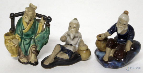 Lotto composto da tre personaggi orientali in maiolica, H. 8 cm.