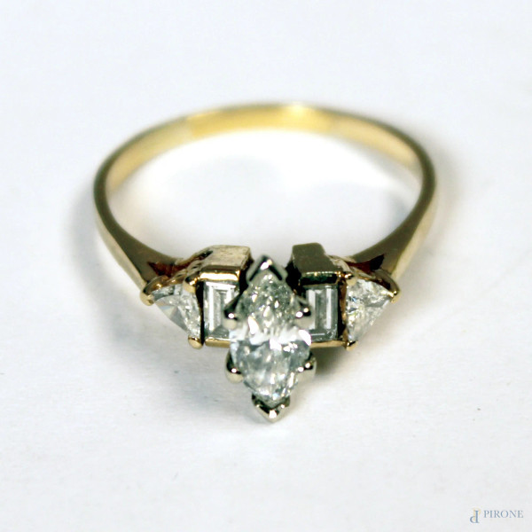 Anello in oro 14 kt con diamanti taglio navetta, baguette e due triangoli.