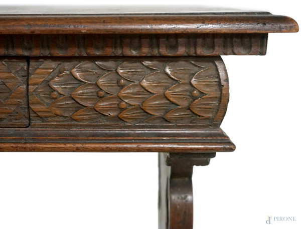 Tavolino in noce, piano rettangolare con fascia sottostante scolpita a foglie di lauro guarnita d...
