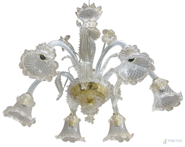 Lampadario a sei luci in vetro soffiato di Murano, XX secolo, decorato con inclusioni dorate, sei bracci portacandela fra trionfo di fiori e foglie, cm h 75