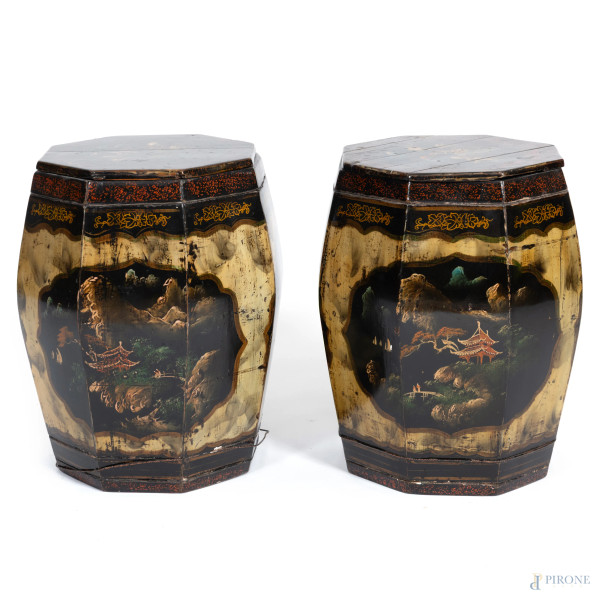 Coppia di portariso ottagonali in legno decorati con elementi fitomorfi e scene di genere orientali. Cina, XX secolo, cm 44x30x30, (segni di usura, scalfiture, abrasioni, difetti)