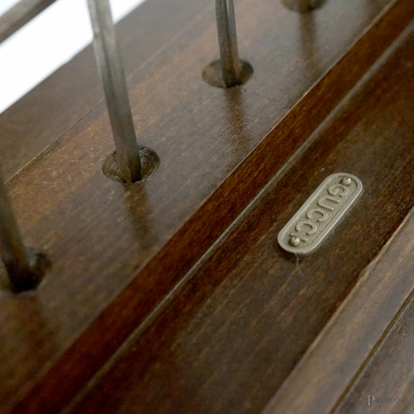 Porta spiedini in legno contenente 23 spiedini in metallo con terminali a foggia di animali, Gucc...