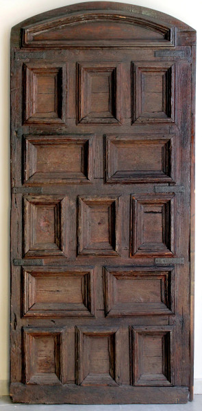 Portone del XVIII sec, in castagno con tredici formelle bugnate fronte e retro, h. 200x63 cm.