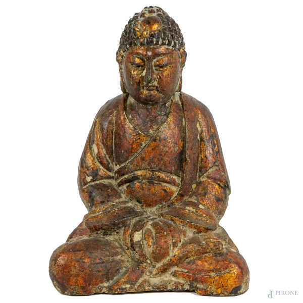 Buddha in legno scolpito e dorato, cm h 34, XX secolo, (segni del tempo).