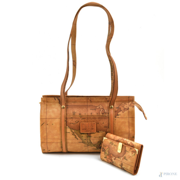 Lotto composto da Borsa e portafoglio Alviero Martini Prima Classe, misure borsa cm 21x34x13, misure portafoglio cm 10x15, (segni di usura)