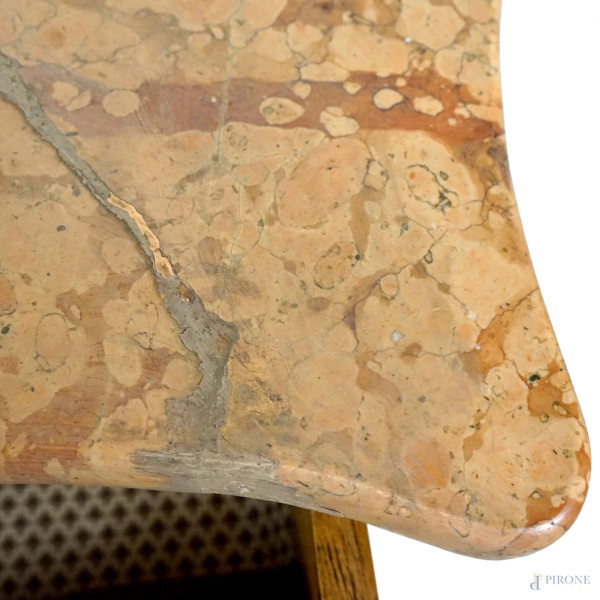 Comò stile Luigi XVI in legno impiallacciato, XIX-XX secolo, con piano in marmo, fronte mosso a t...