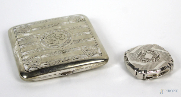 Lotto di un portasigarette in metallo argentato ed un portacipria in argento, misure max cm. 1x8,5x9