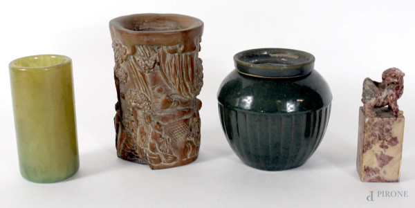 Lotto di tre vasetti in legno, giadeite e ceramica ed un sigillo in pietra dura, arte orientale, altezza max cm 12,5