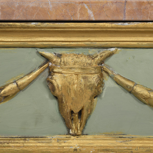 Coppia di consoline ad angolo in legno dipinto e dorato con piano in marmo giallo. Fronte arricch...