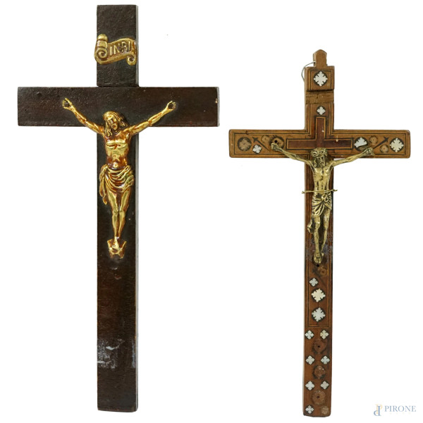 Lotto di due crocifissi in metallo dorato con croci in legno intagliato ed intarsiato, misure max cm 25x12, XX secolo, (difetti, alcuni intarsi mancanti).