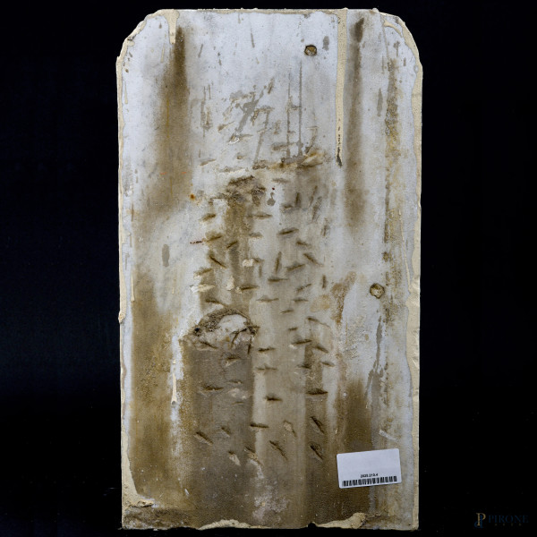 Placca in polvere di marmo con rilievo di Madonna con Bambino, XX secolo, cm 47,5x27(difetti, usu...