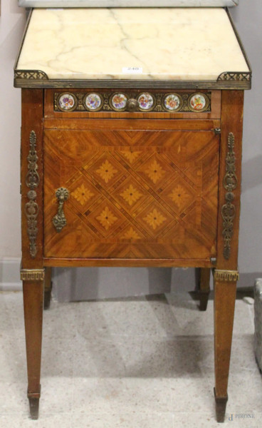 Mobilino a vari legni con intarsi geometrici ad un cassetto ed uno sportello, finiture in bronzo, piano in marmo, h. 70 