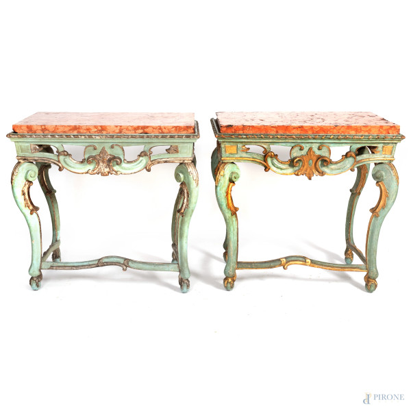 Coppia di consoles con piano in marmo su struttura in legno intagliato e laccato, XVIII-XIX secolo, cm 83x86x53, (segni di usura, scalfiture, rotture, mancanze, difetti)