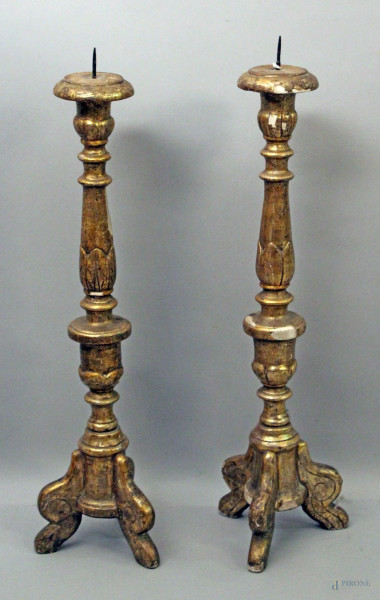 Coppia di torcieri in legno intagliato e dorato