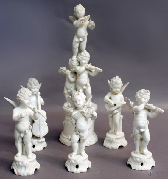 Lotto composto da sei statuine in maiolica bianca raffiguranti putti musicanti, primi &#39;900, H massima 28, difetti.