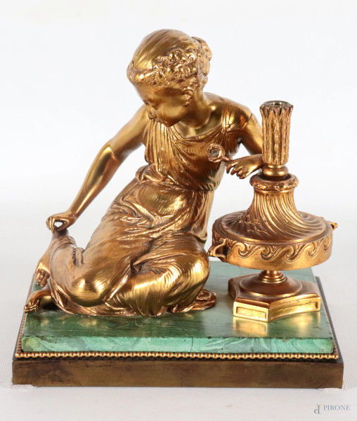 Gruppo scultoreo in metallo dorato raffigurante Fanciulla con anfora su base in marmo, XX secolo, cm 22x21,5x16,5, (segni di usura, rotture, restauri)