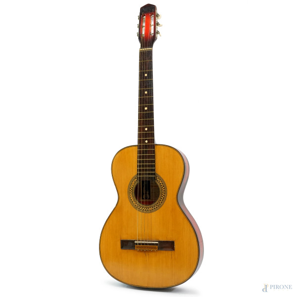 Carmelo Catania - Chitarra da “posteggia” con ondo, fasce e paletta tinte “sundblast”, tavola in abete massello, armata con corde di metallo ha un suono chiaro e potente, metà XX secolo, cm 99x35x8, (difetti)