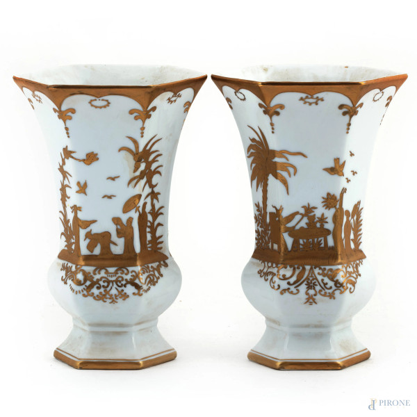 Coppia di vasetti in porcellana Meissen bianca decorata a cineserie nei toni dell'oro, XX secolo, altezza cm 20,5, (segni di usura)