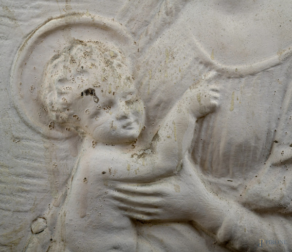 Placca in polvere di marmo con rilievo di Madonna con Bambino, XX secolo, cm 47,5x27(difetti, usu...
