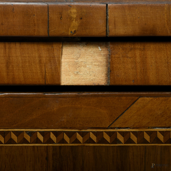 Cassettone Luigi XVI in noce a tre cassetti sul fronte, XX secolo, cm 93,5x117,5x57, (difetti)